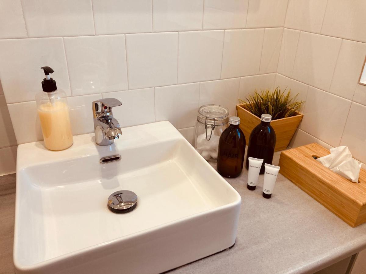 21 Suites Deluxe Stay Near The Airport Markópoulon المظهر الخارجي الصورة